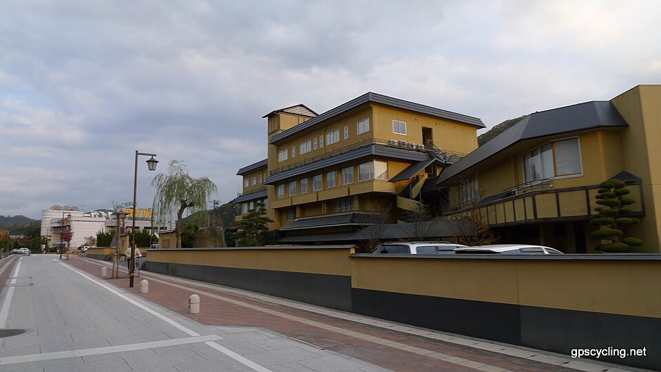 湯郷温泉街の通りと旅館の建物。2009年11月21日撮影。写真は紹介3宿の外観ではありません。
