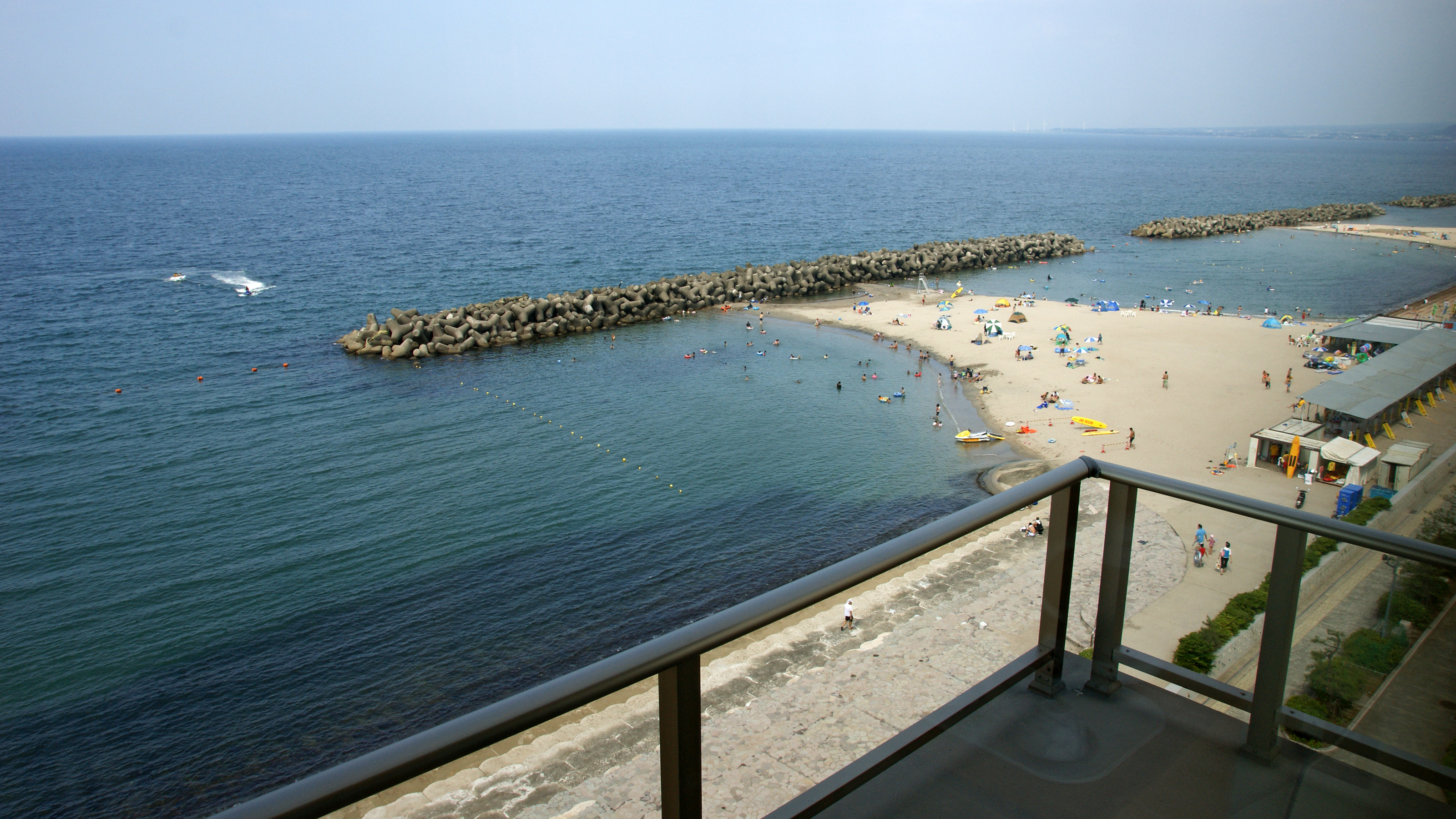 皆生温泉の海岸と砂浜を上階から見た風景。2008年7月撮影。