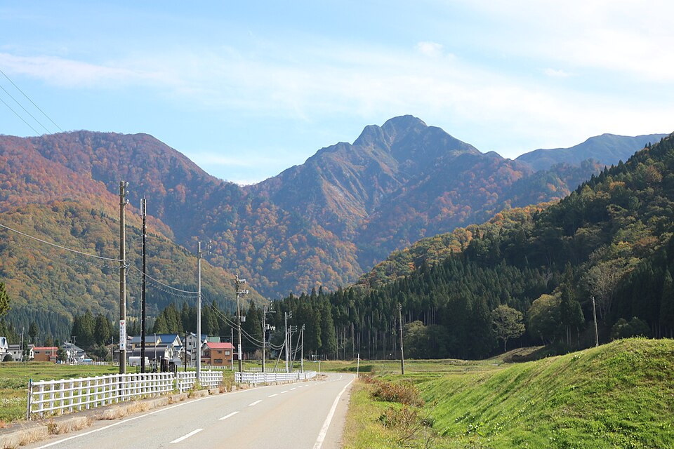 秋色の山麓から、大源太山の尖った山容を望む。
